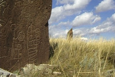 Каменная ограда кургана в степи возле Сафронова