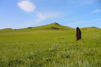 Тематический пример кургана в степном ландшафте Хакасии