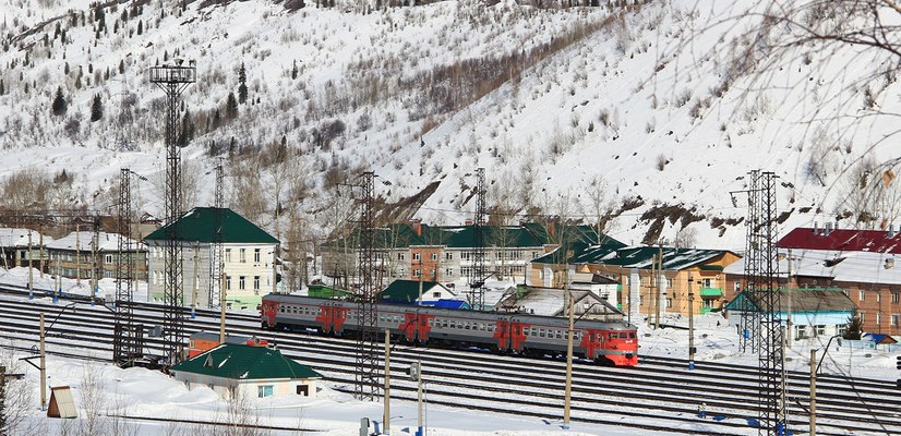 Электропоезд на станции Бискамжа в Аскизском районе Хакасии